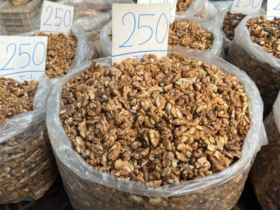 Tezgahta son günleri fakat fiyatını duyan ardına bakmadan kaçıyor! Fiyatlar cep yakıyor, vatandaş alışverişi unuttu 4